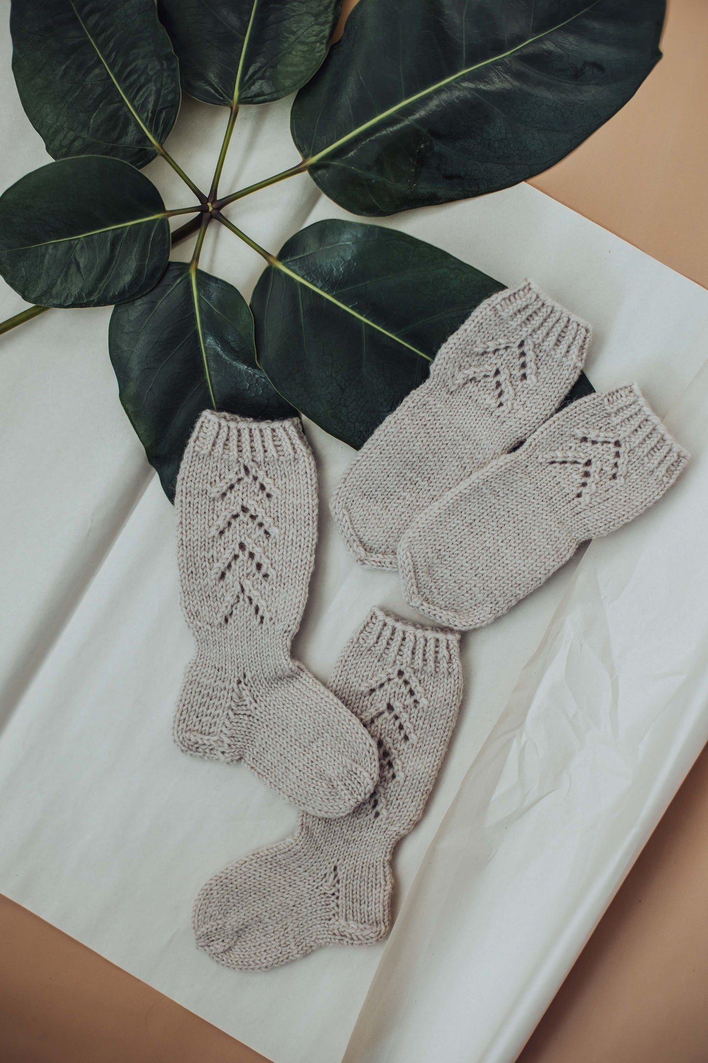 Feder Kindersocken und Handschuhe