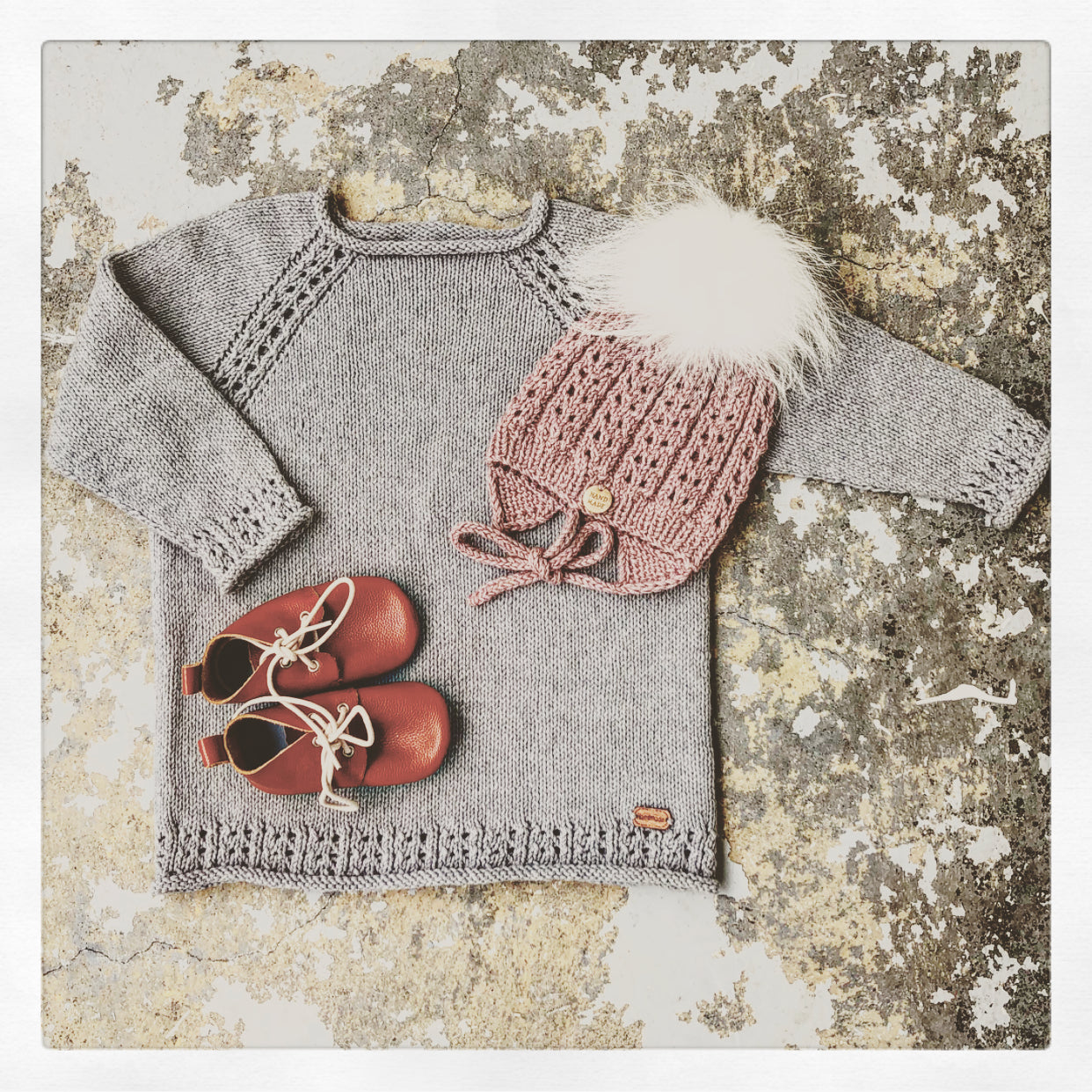 Vera - eine Mütze für Babys und Kinder mit Lochmuster.