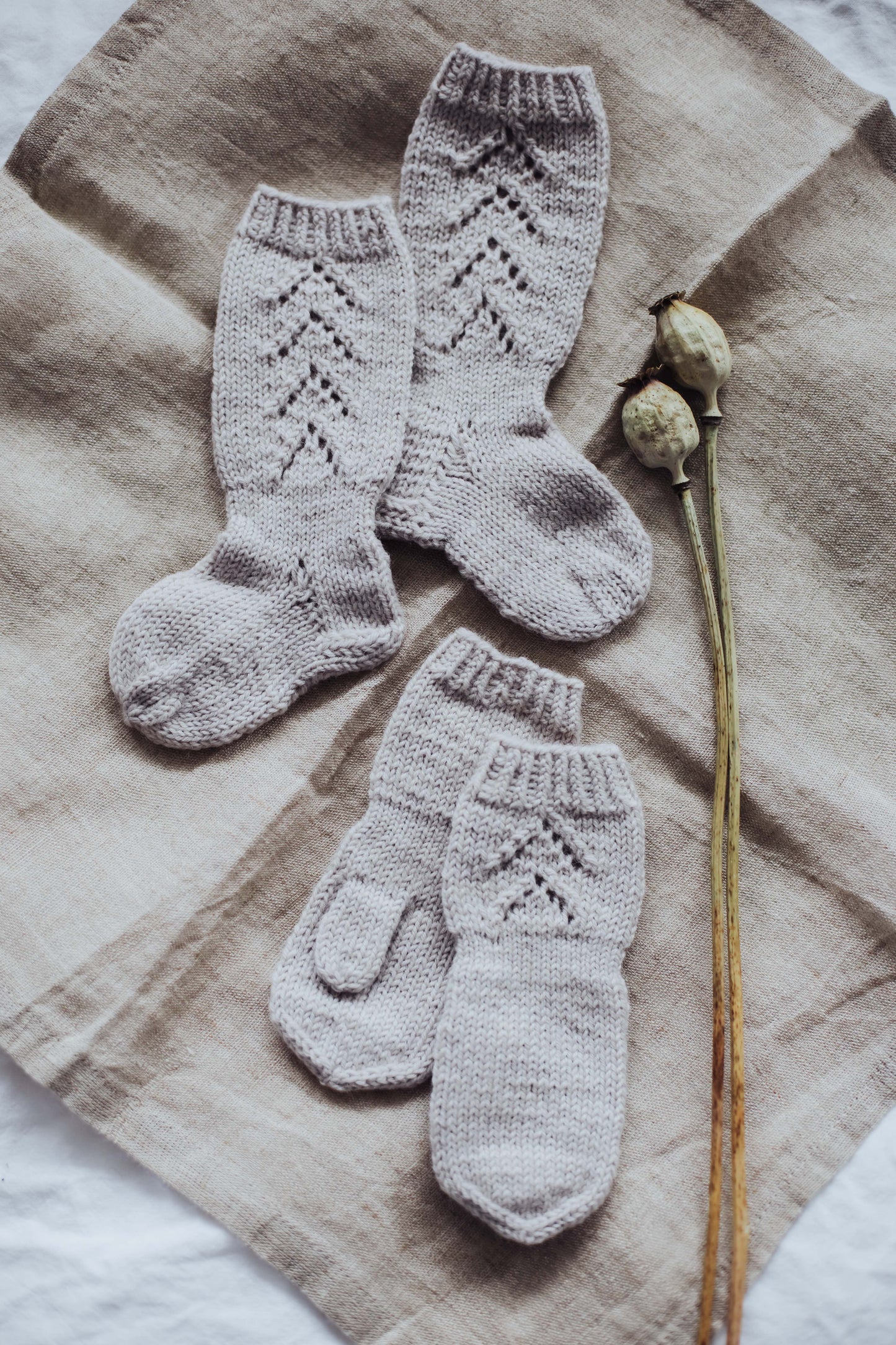 Feder Kindersocken und Handschuhe
