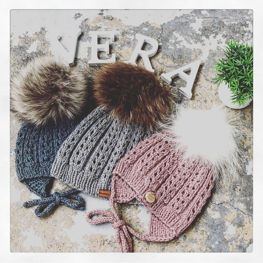 Vera - eine Mütze für Babys und Kinder mit Lochmuster.