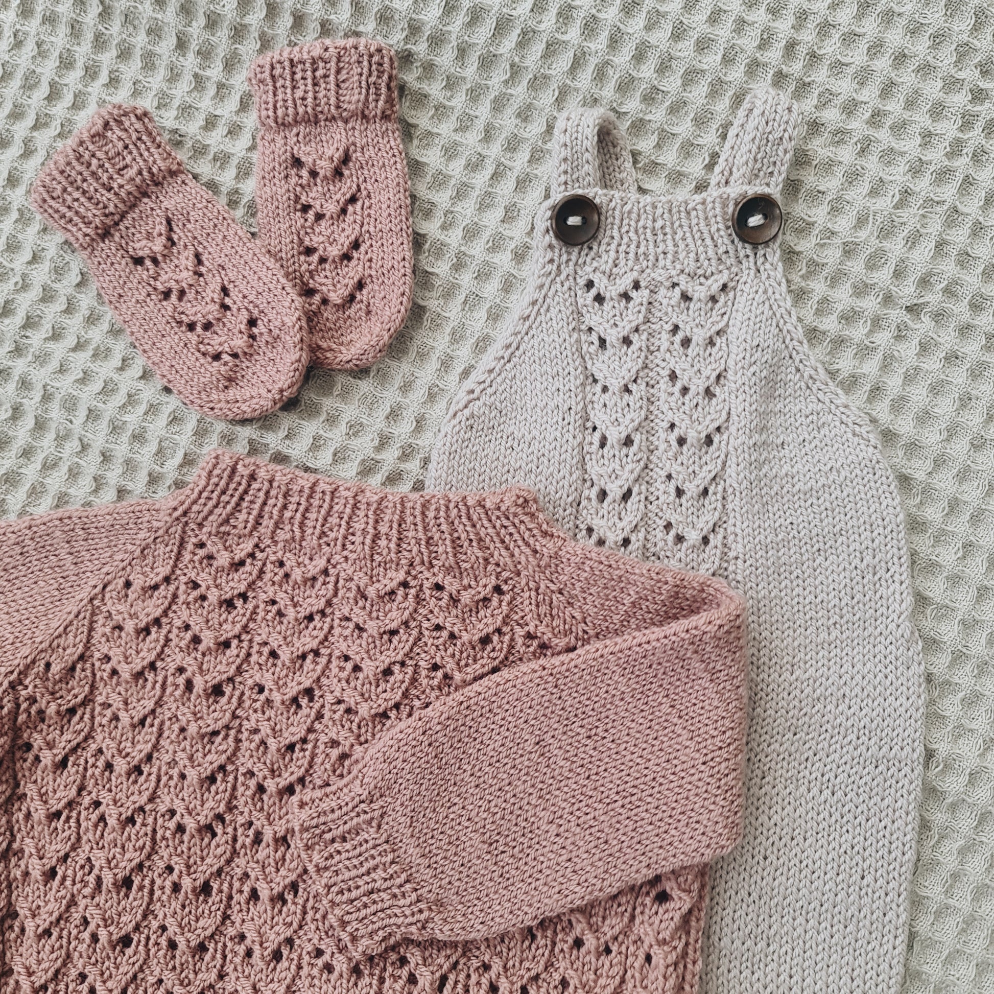 Hallo Welt Babyjacke – Stroff Knitting - Main Image
