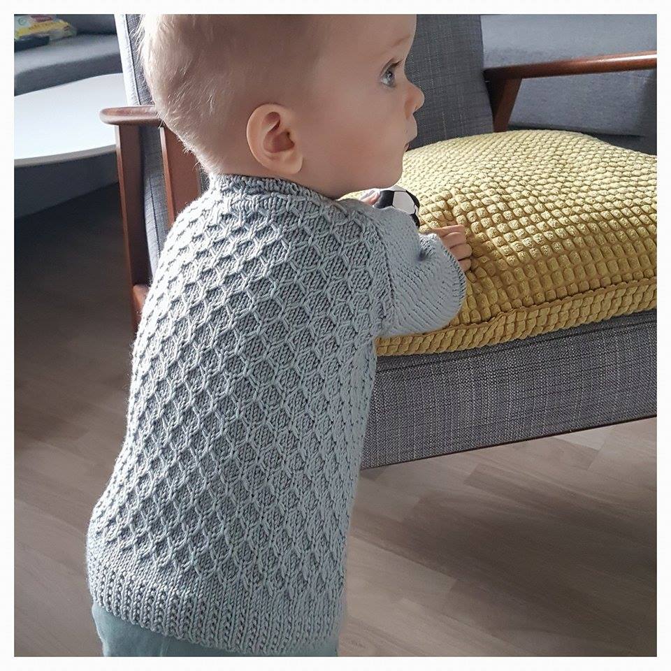 Hekla - eine Strickjacke für Babys und Kinder mit Strukturmuster im Rumpf.